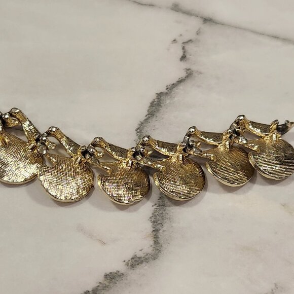 Vintage Gold-Tone Necklace & Clip-On Earrings Set Necklace has DAMAGE - Picture 9 of 13